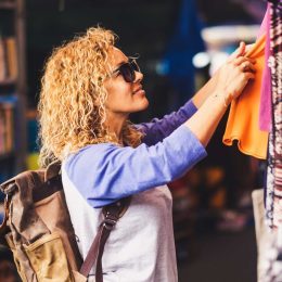 Instant capturé d’une cliente en plein achat