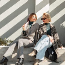 Mannequin qui présente des ensembles disponibles