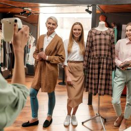 Cliente posant fièrement avec son nouvel ensemble rétro